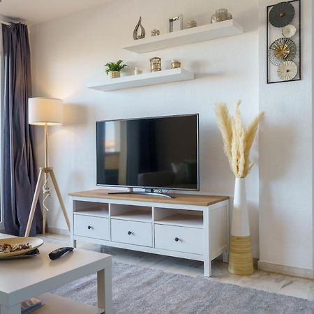 Chic Beachfront Flat With Amazing Sea Views And Private Indoor Parking Benalmadena Bagian luar foto