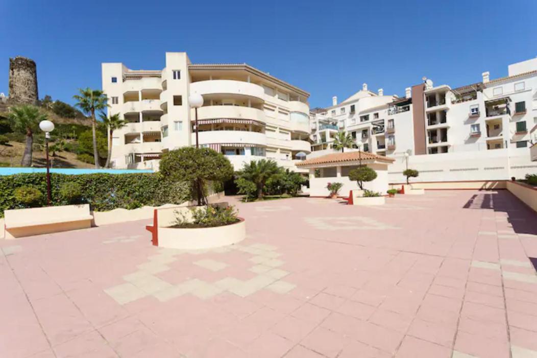 Chic Beachfront Flat With Amazing Sea Views And Private Indoor Parking Benalmadena Bagian luar foto