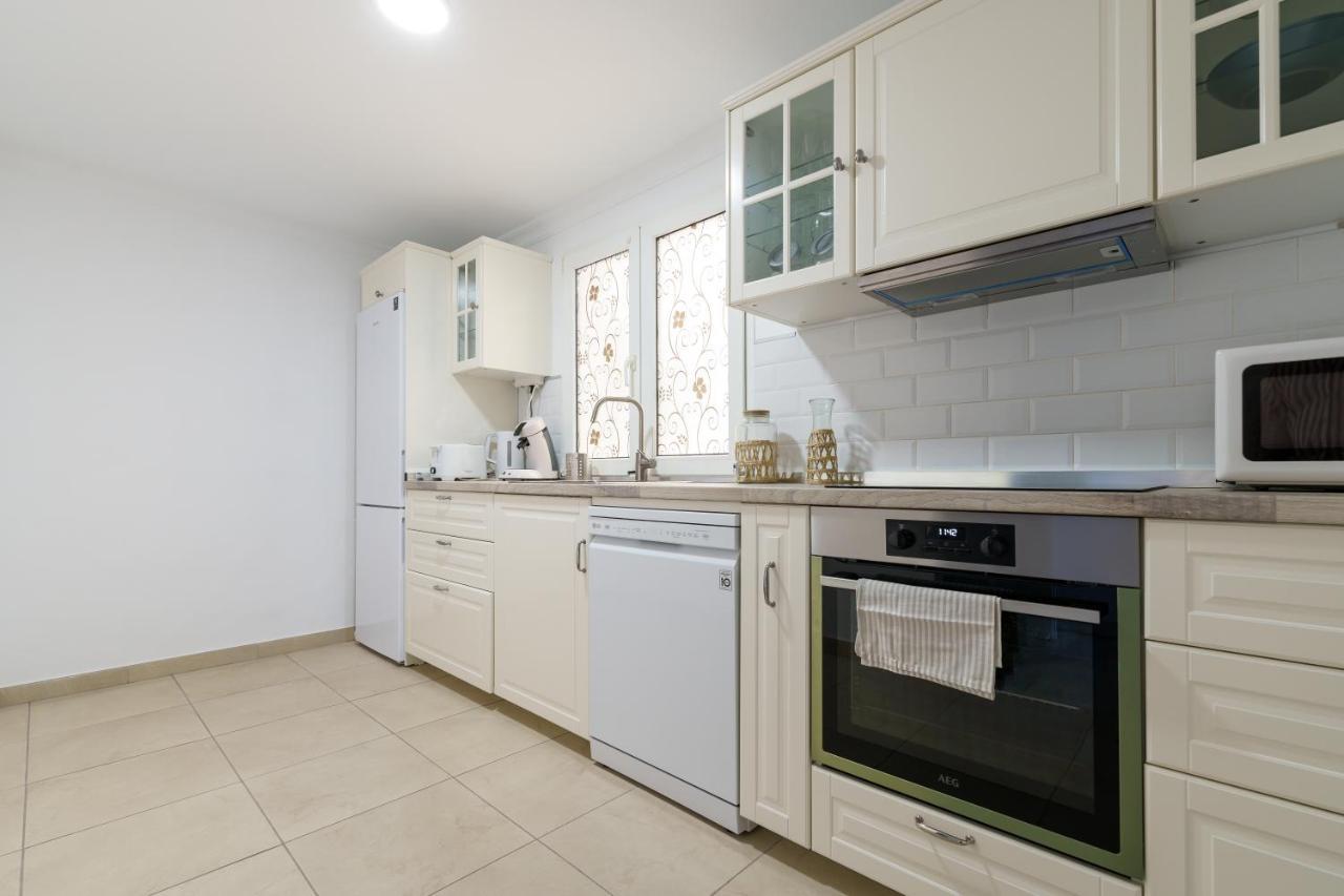 Chic Beachfront Flat With Amazing Sea Views And Private Indoor Parking Benalmadena Bagian luar foto